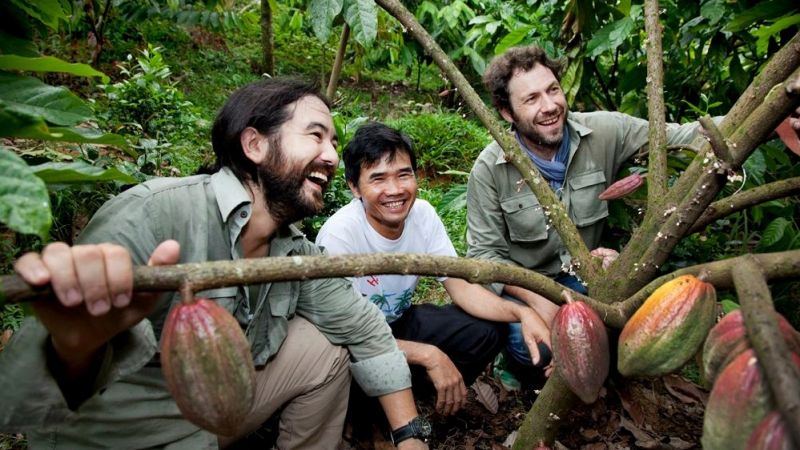 Samuel Maruta cùng Vincent Mourou với người nông dân trồng cacao