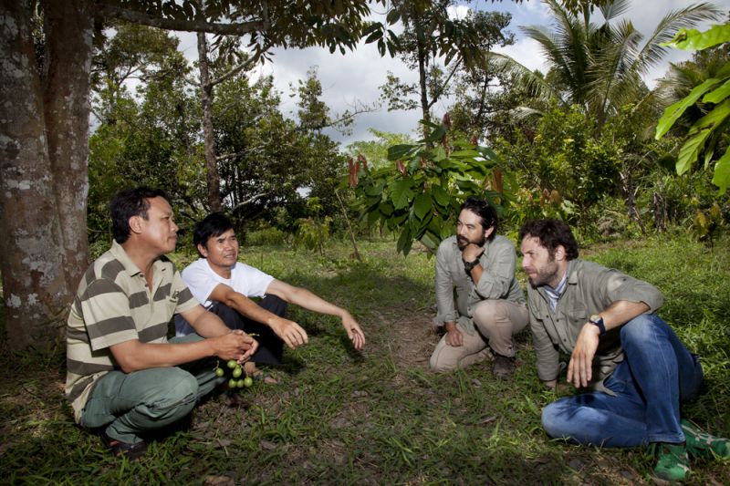 Samuel Maruta cùng Vincent Mourou với người nông dân trồng cacao