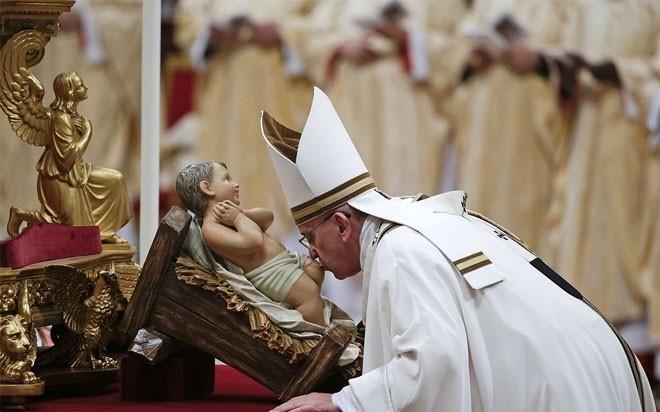 Giáo hoàng Francis hôn lên tượng Chúa hài đồng trong một buổi lễ tại nhà thờ Thánh Peter ở Vatican vào đêm Giáng sinh