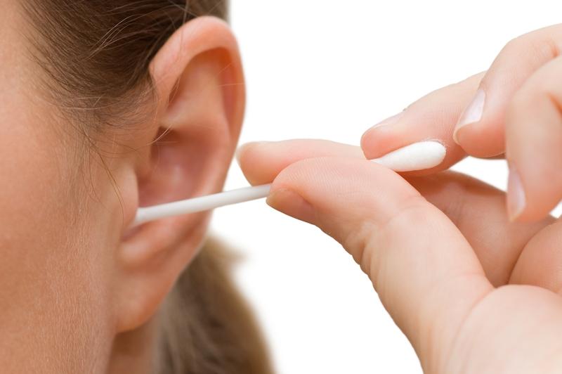 Dùng tăm bông quá mạnh gây viêm tai ngoài