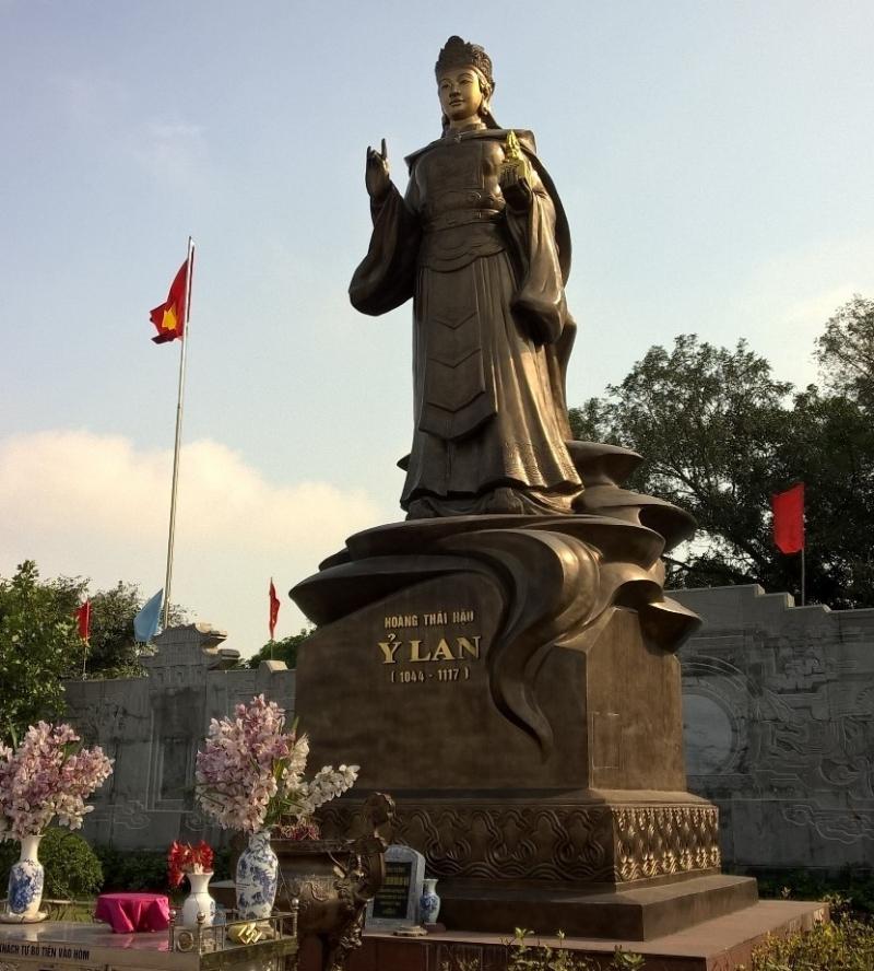 Tượng đồng Nhiếp chính Ỷ Lan tại Văn Miếu Mao Đồng, Hải Dương