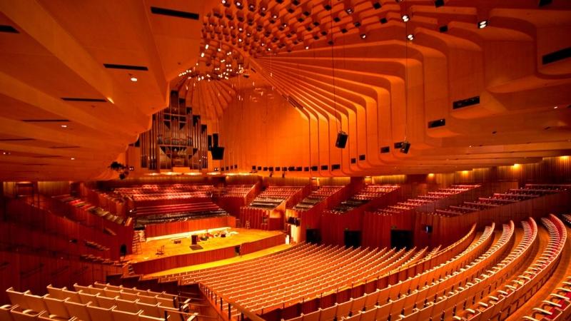 Một công trình kiến trúc tinh vi với 3 thính phòng lớn và thường diễn ra các buổi hòa nhạc truyền thống.