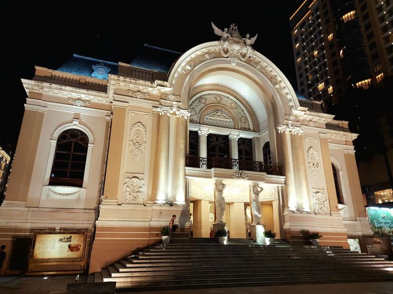 Kiến trúc cổ kính của nhà hát thành phố Hồ Chí Minh