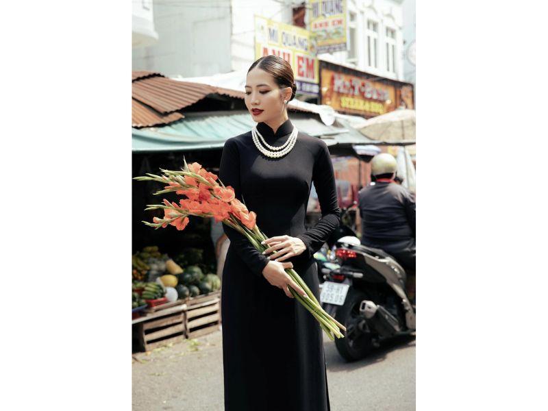 Hoa hậu biển Ninh Hoàng Ngân trong chiếc áo dài cổ điển của NTK Thuận Việt