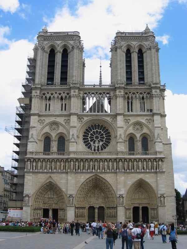 Nhà thờ là đài tưởng niệm được viếng thăm nhiều nhất ở Paris
