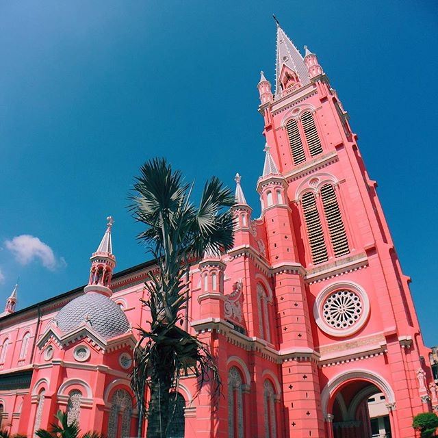 Nhà thờ Tân Định cùng với Nhà thờ Đức Bà là hai nhà thờ cổ có quy mô lớn và kiến trúc đẹp nhất tại Sài Gòn.