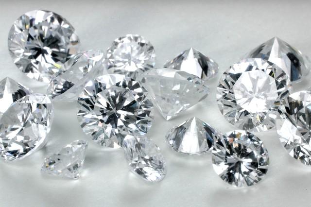 Nhận biết kim cương thật bằng cách kiểm tra cài đặt và gắn kết