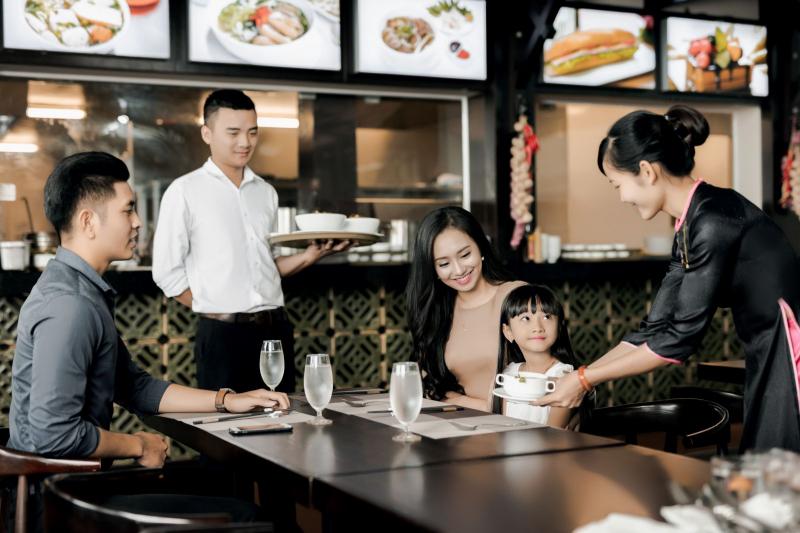 Nhân viên phục vụ là người mà khách hàng tiếp xúc nhiều nhất khi đến quán xá, nhà hàng hay khách sạn