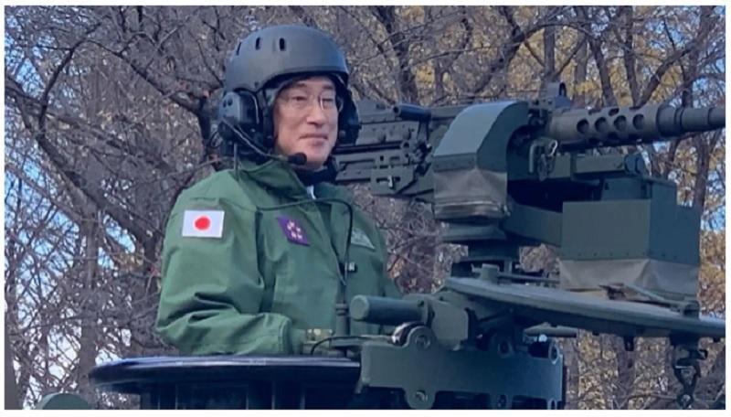 Thủ tướng Nhật Fumio Kishida trên một chiếc xe tăng ở doanh trại Asaka thuộc Lực lượng Phòng vệ mặt đất ngày 27.11  (Ảnh chụp màn hình NIKKEI ASIA)