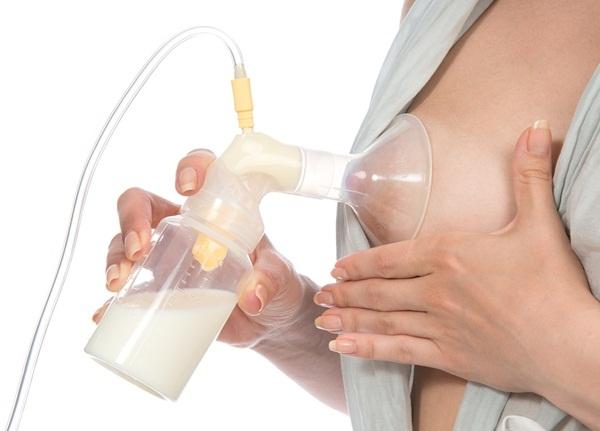 Vắt sữa sẽ giúp bạn dễ chịu hơn khi bị ứ sữa
