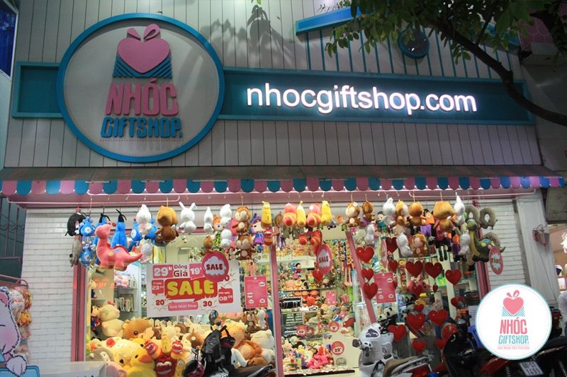 Nhóc Giftshop là chuỗi các cửa hàng lâu năm chuyên cung cấp quà tặng, phụ kiện chất lượng