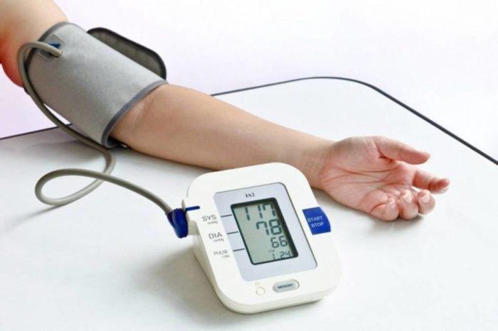 Nguyên lý đo huyết áp là bơm căng một băng tay bằng cao su, làm mất mạch đập của một động mạch rồi sau đó xả hơi dần dần và ghi lại những phản ứng của động mạch