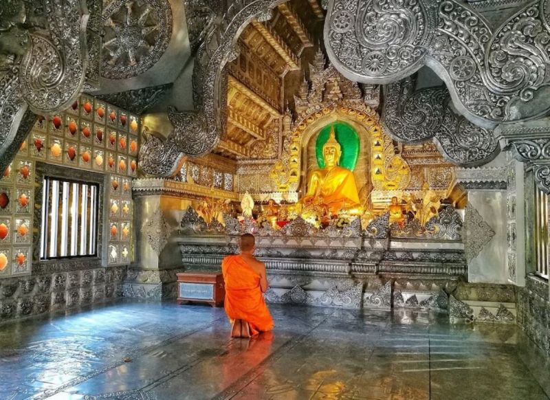 Khi quỳ trước tượng Phật thì không được để lộ chân