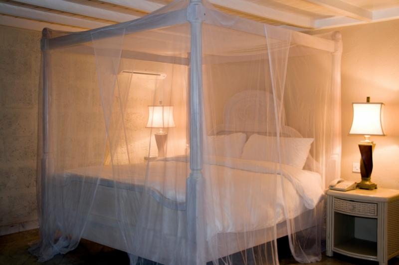Mắc màn khi ngủ phòng muỗi đốt