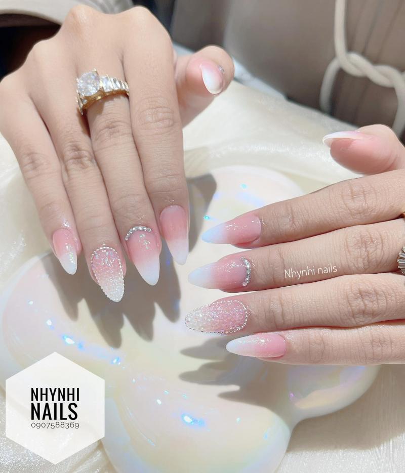 Các mẫu nail tại NhyNhi Nails luôn thể hiện được cái sự mới mẻ và ấn tượng hết mức, nổi bật từ màu sơn cho đến họa tiết trang trí