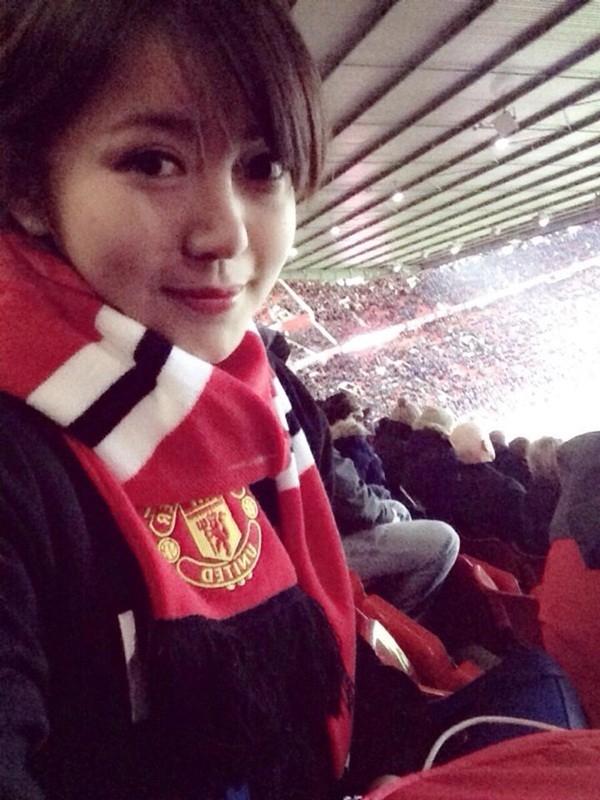 Cô là 1 fan ruột của Quỷ đỏ thành Manchester.