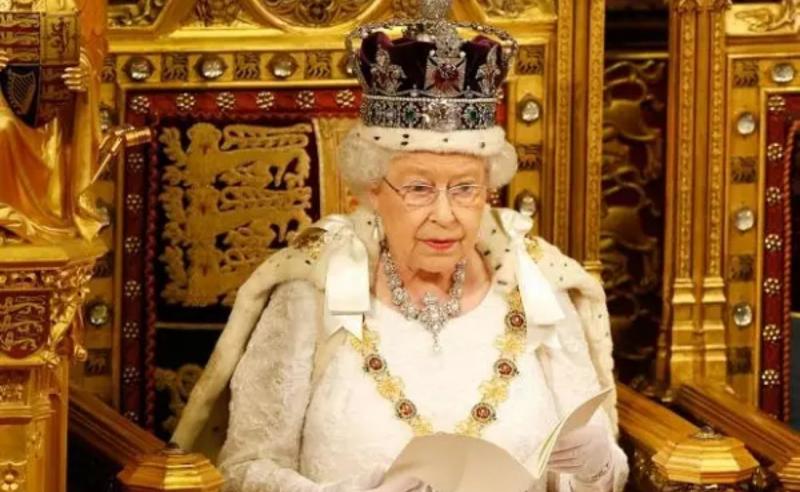 Nữ hoàng Elizabeth Đệ nhị có thương hiệu son của riêng mình