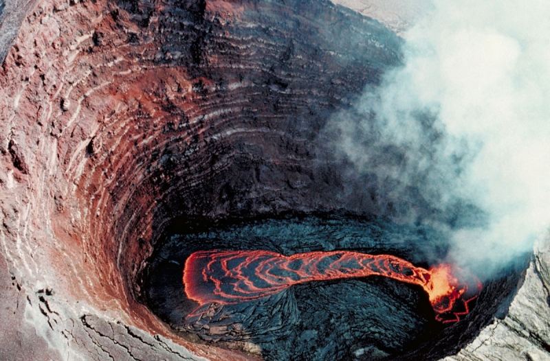 Dòng dung nham nóng chảy trong miệng núi lửa