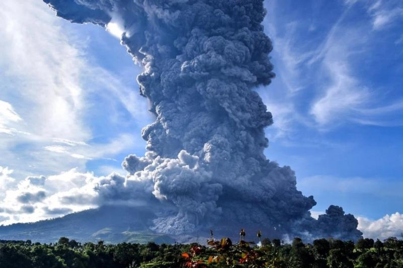 Núi lửa Sinabung và những đám mây tro
