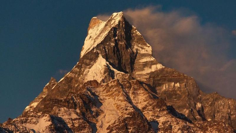 Núi Machapuchare thuộc dãy Himalaya