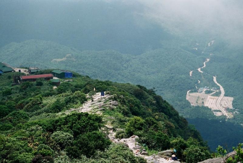 Đỉnh núi Núi Yên Tử