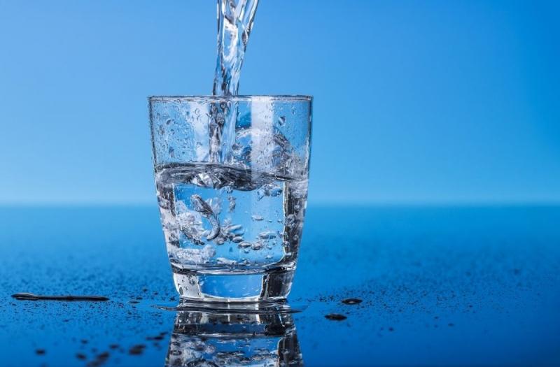 Bổ sung đủ nước giúp giảm khô nẻ môi