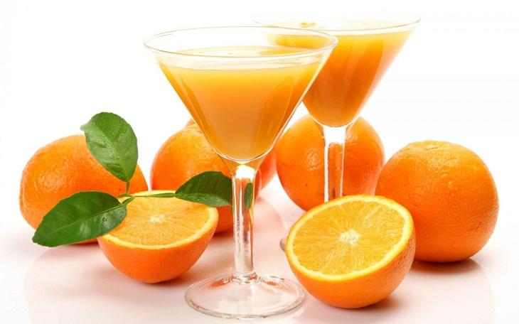 Bà bầu uống nước cam không chỉ giúp tăng cường hệ miễn dịch mà còn bổ sung một lượng lớn vitamin và khoáng chất cho cơ thể