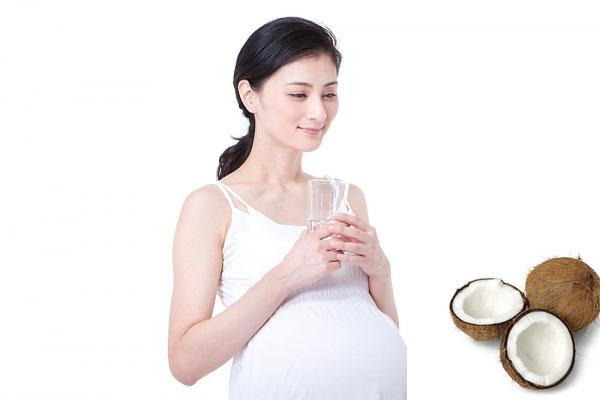 Uống nước dừa giúp cải thiện tình trạng táo bón và bổ sung nước ối cho mẹ bầu