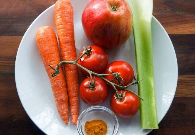 Nước ép cà chua “mix” táo, cà rốt, cần tây, bột nghệ