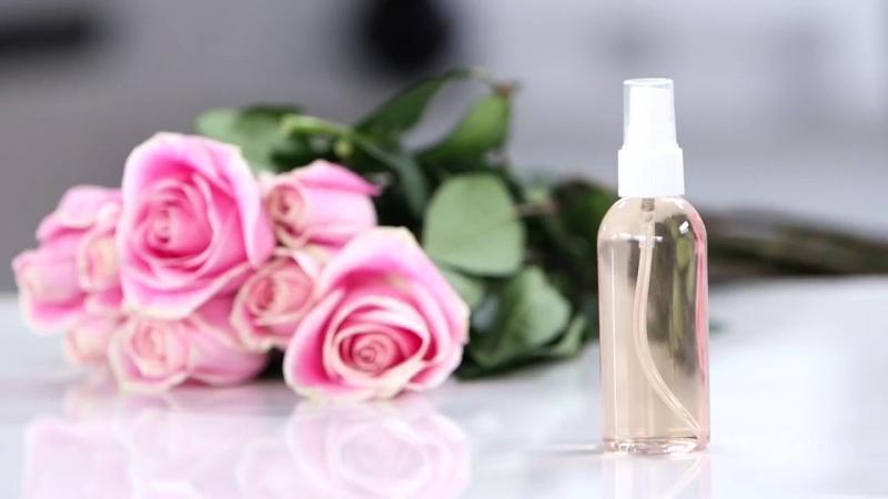 Nước hoa hồng giúp da bạn sạch sẽ và thấm ẩm tốt hơn