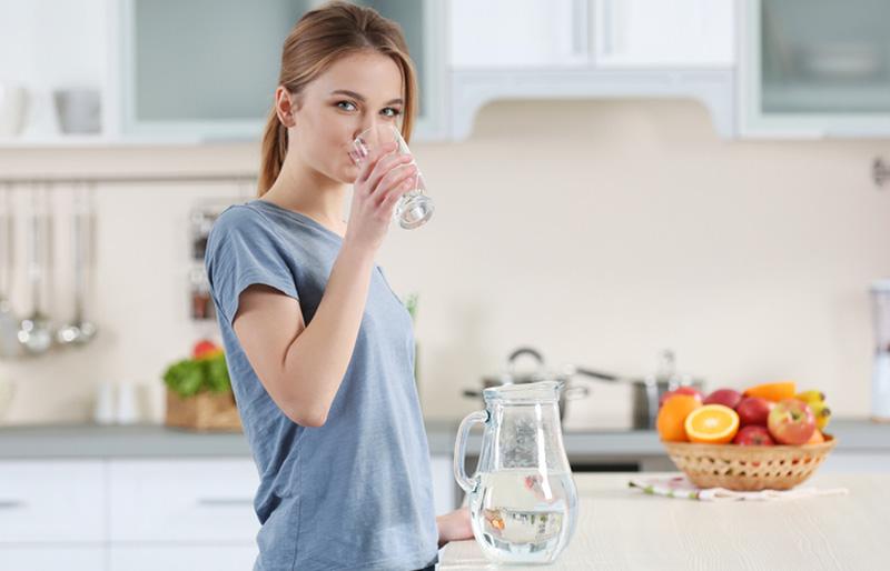 Uống nước lọc vào buổi sáng tốt cho cơ thể