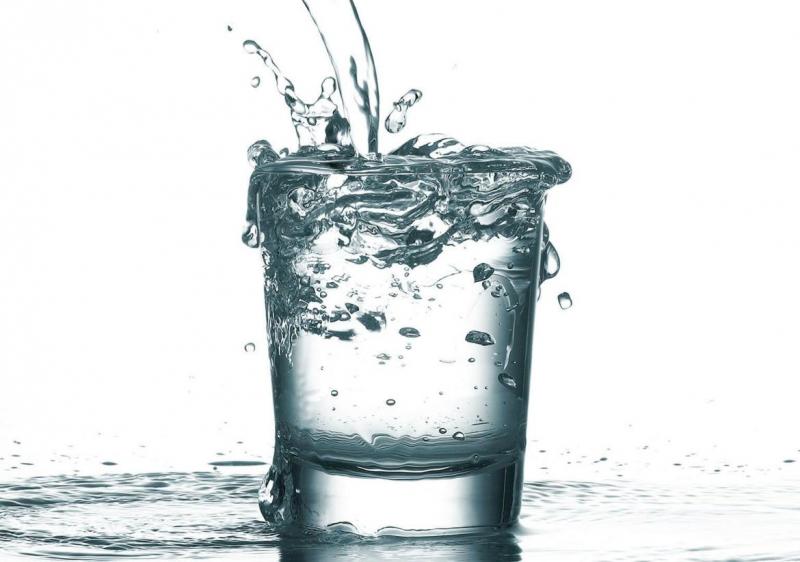 Uống nước nhiều không giúp da căng bóng hay đủ ẩm, mà chỉ khiến da có sức sống hơn thôi.