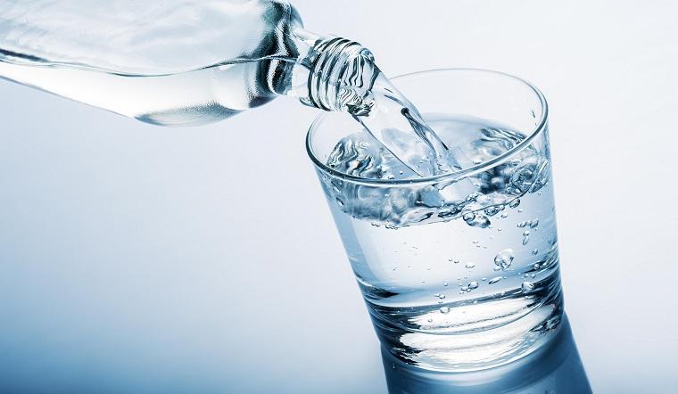 Uống nước thật nhiều sẽ khiến da đủ ẩm, căng mọng?