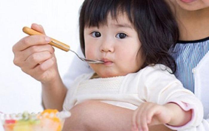 Nhồi nhét cho trẻ ăn quá nhiều