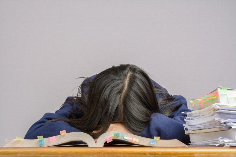 Ôn bài trước khi đi ngủ là một trong những phương pháp ôn thi vào lớp 10 hiệu quả