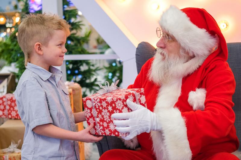 Ông già Noel tặng quà cho các em nhỏ