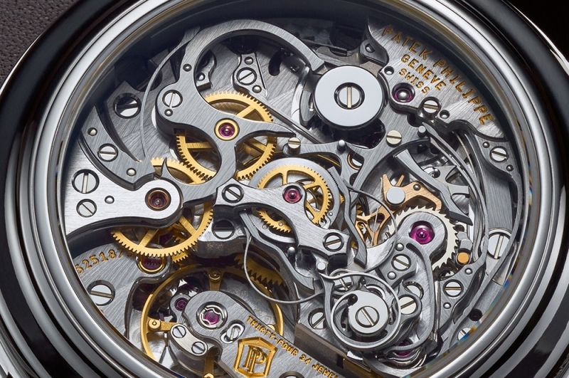 Từng chi tiết nhỏ của chiếc đồng hồ hãng Patek đều được làm tỉ mỉ bằng tay