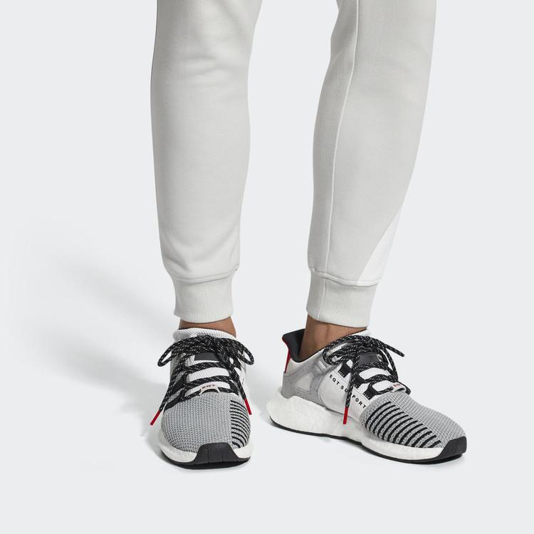 Phân biệt giày Adidas chính hãng bằng quan sát và thử nghiệm