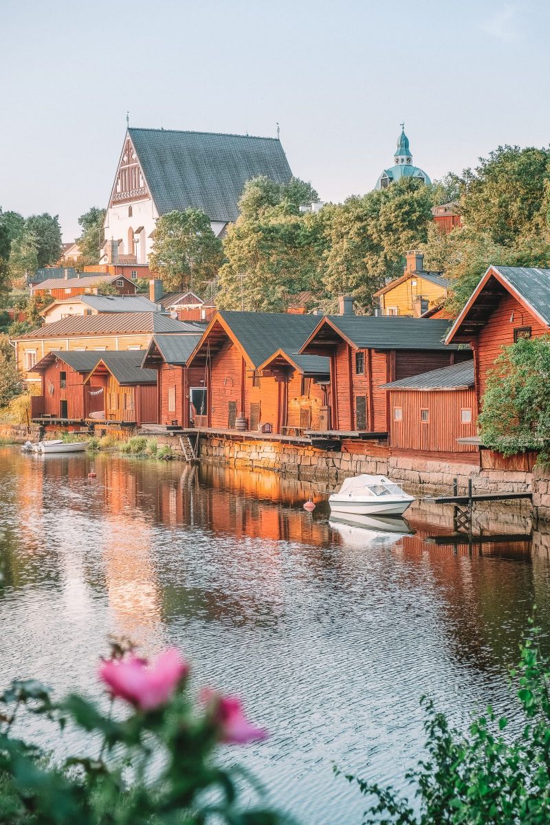 Phần Lan là địa điểm hàng đầu trong danh sách những đất nước nên đi du lịch một lần trong đời ở châu Âu cũng như trên thế giới.