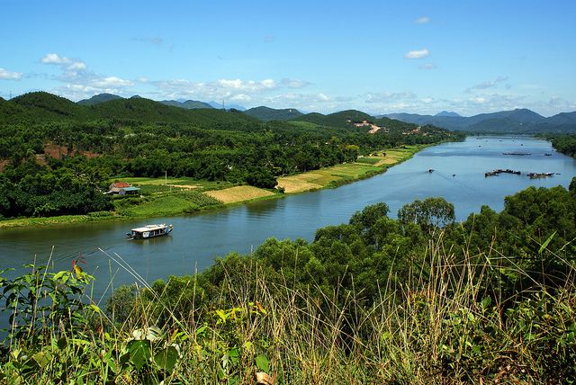 Phân tích vẻ đẹp sông Hương trong 