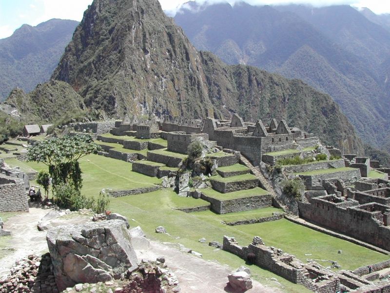 Pháo đài tọa lạc trên một ngọn núi đồ sộ thuộc dãy Andes