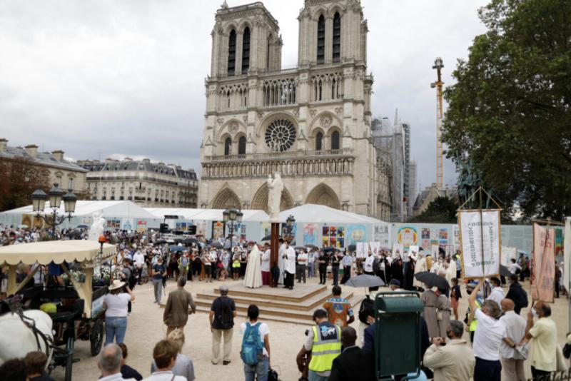 Người dân Công Giáo tại Pháp tham dự thánh lễ ngoài trời ở nhà thờ Đức Bà Paris