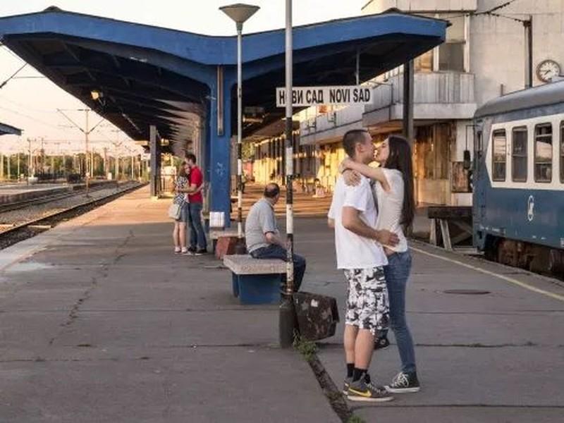 Pháp cấm hôn nhau ở ga tàu