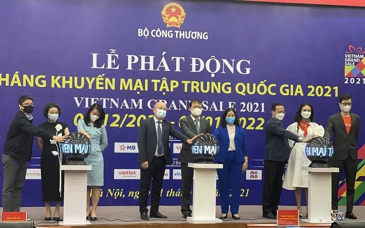 Các đại biểu bấm nút phát động Vietnam Grand Sale 2021. (Ảnh: VGP)