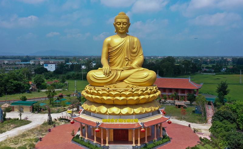 Đại tượng Phật Thích Ca Mâu Ni tọa lạc ngay trước chùa Phúc Lạc