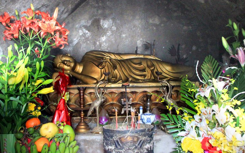 Khi nhập Niết bàn, Phật hoàng ở tư thế sư tử nằm trên một tảng đá lớn tại am Ngoạ Vân ngày nay