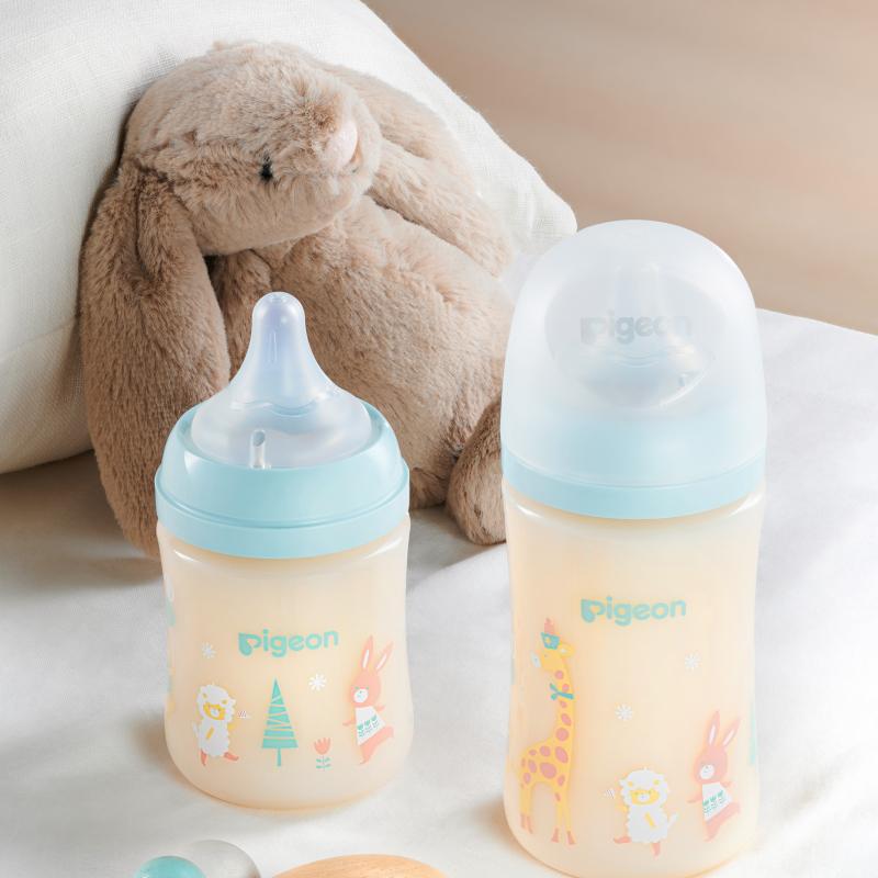 Bình sữa Pigeon với núm ty thế hệ III giúp mẹ yên tâm về sự an toàn và thoải mái cho bé yêu khi tập bú bình.