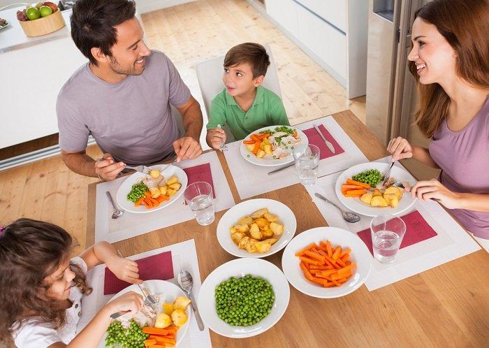 Dạy trẻ cách mời người lớn trước mỗi bữa ăn