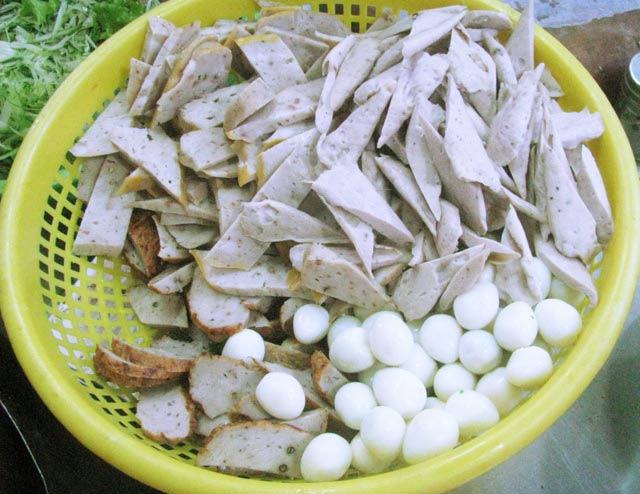 Bánh canh chả cá Nha Trang tuy chỉ là một món ăn bình dân nhưng đã trở thành một đặc sản.