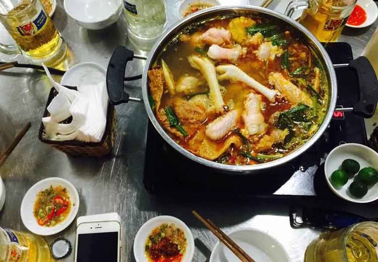 Phố Phùng Hưng từ lâu đã trở thành một điểm hẹn lý tưởng đối với những vị khách yêu thích món ăn này.